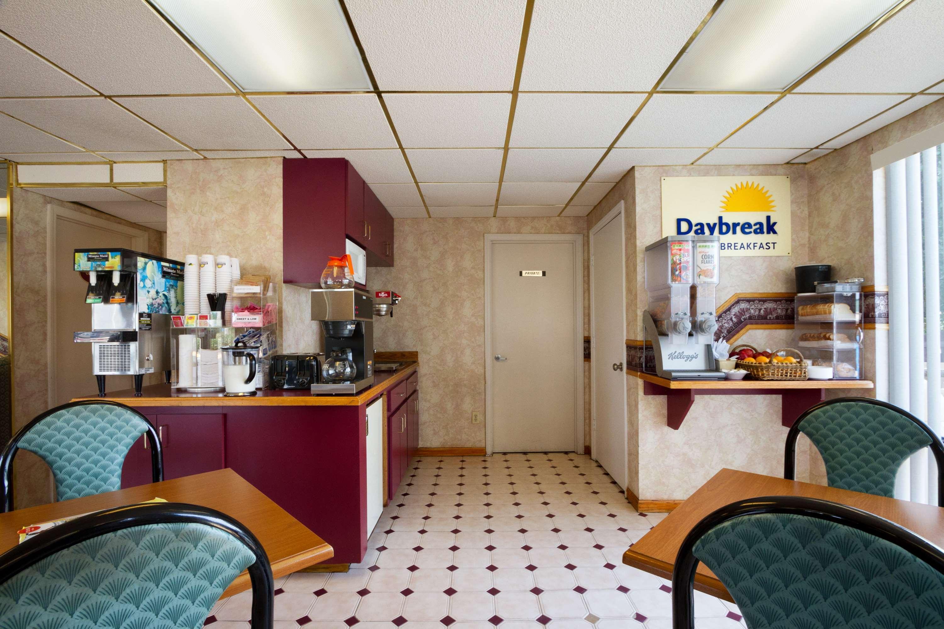 Days Inn By Wyndham Richburg Екстериор снимка