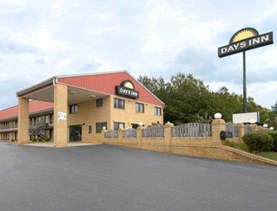 Days Inn By Wyndham Richburg Екстериор снимка